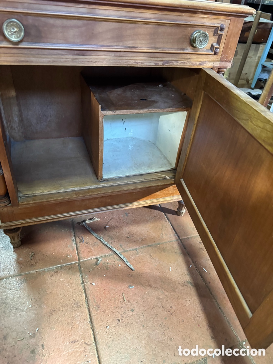 Antig&uuml;edades: Mesilla con columnas en madera - Foto 4