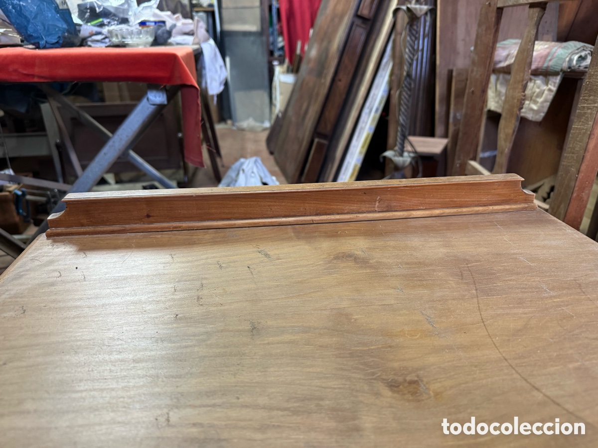 Antig&uuml;edades: Mesilla con columnas en madera - Foto 5