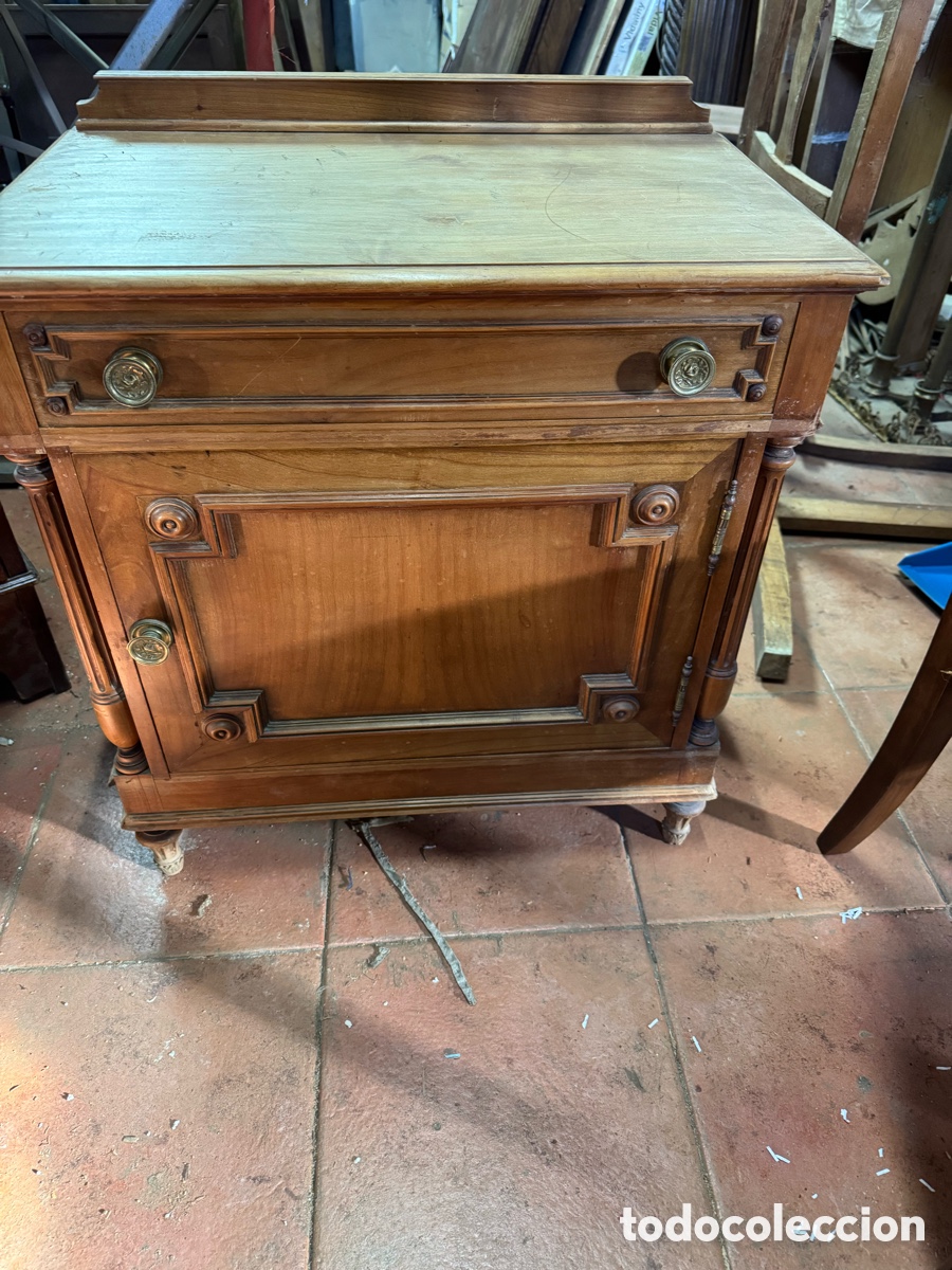 Antig&uuml;edades: Mesilla con columnas en madera - Foto 1