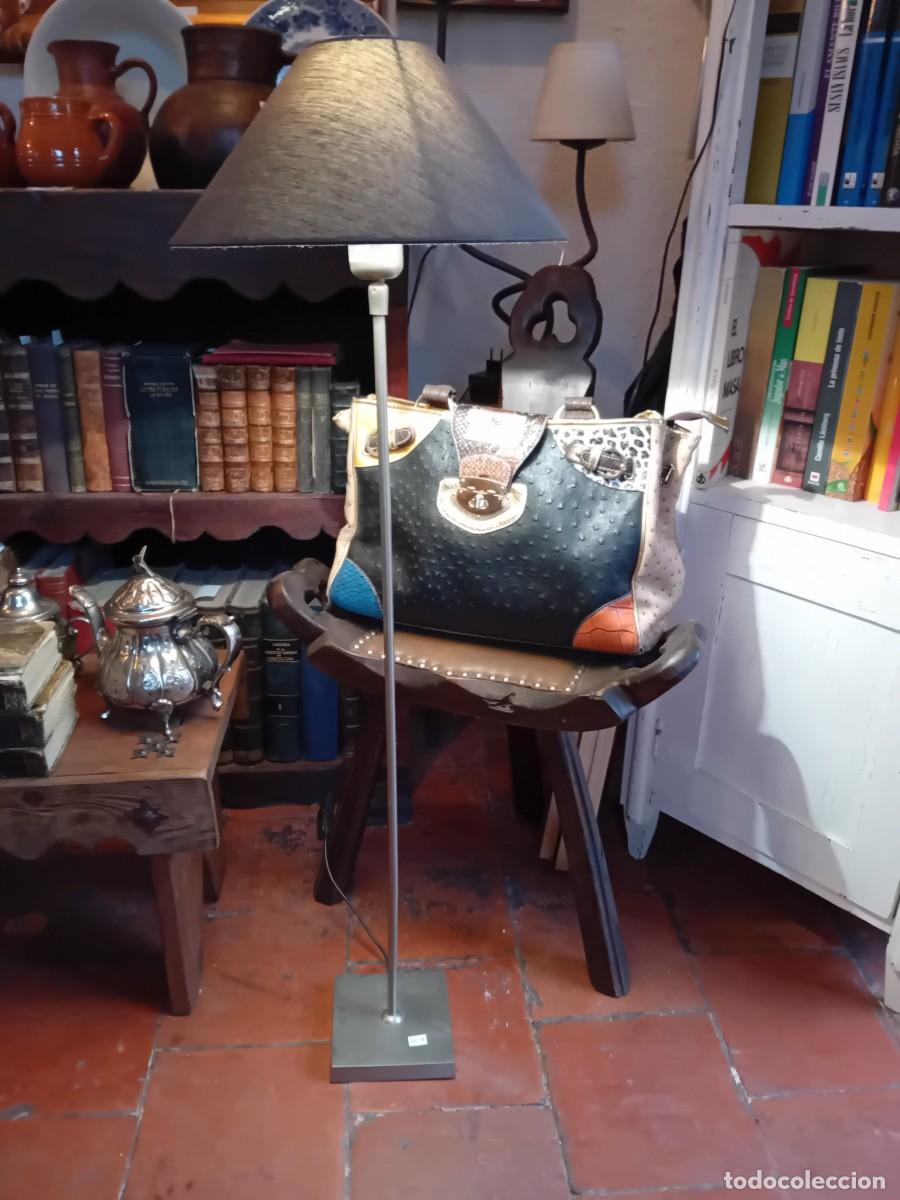 Antig&uuml;edades: L&aacute;mpara de pie con tulipa de tela, funcionando - Foto 1