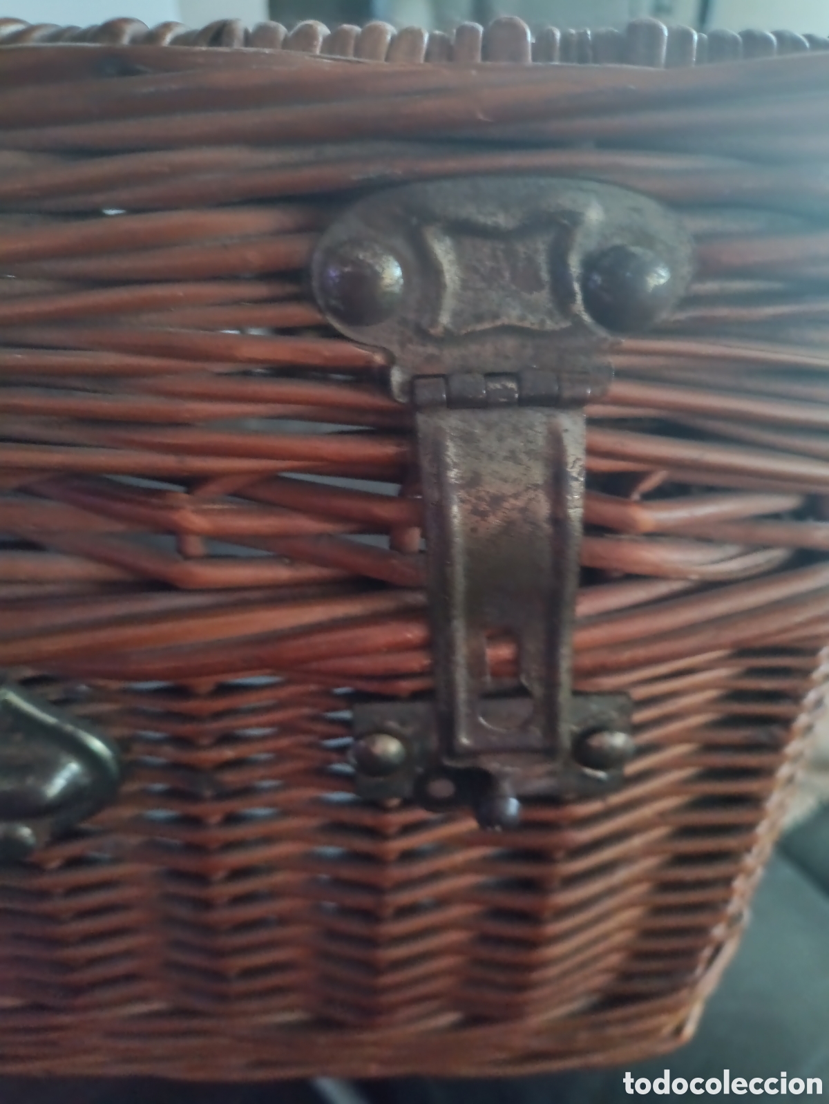 Antig&uuml;edades: Antigua maleta de mimbre - Foto 7