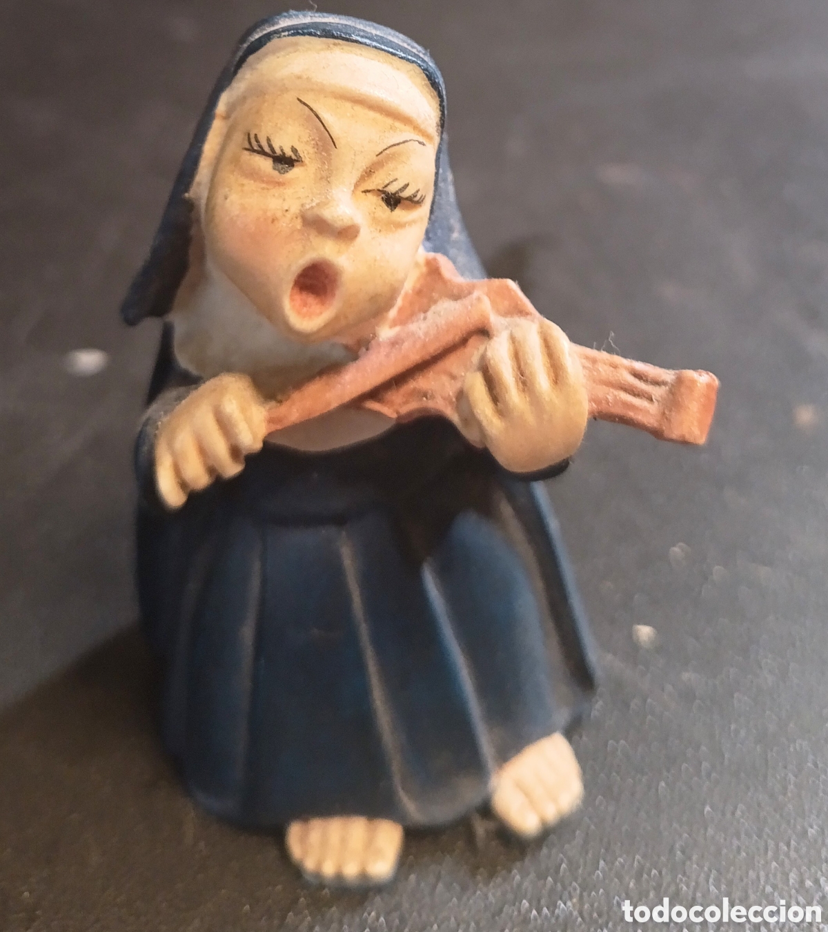 Antig&uuml;edades: Antigua figura de monja tocando el Violin - Foto 1