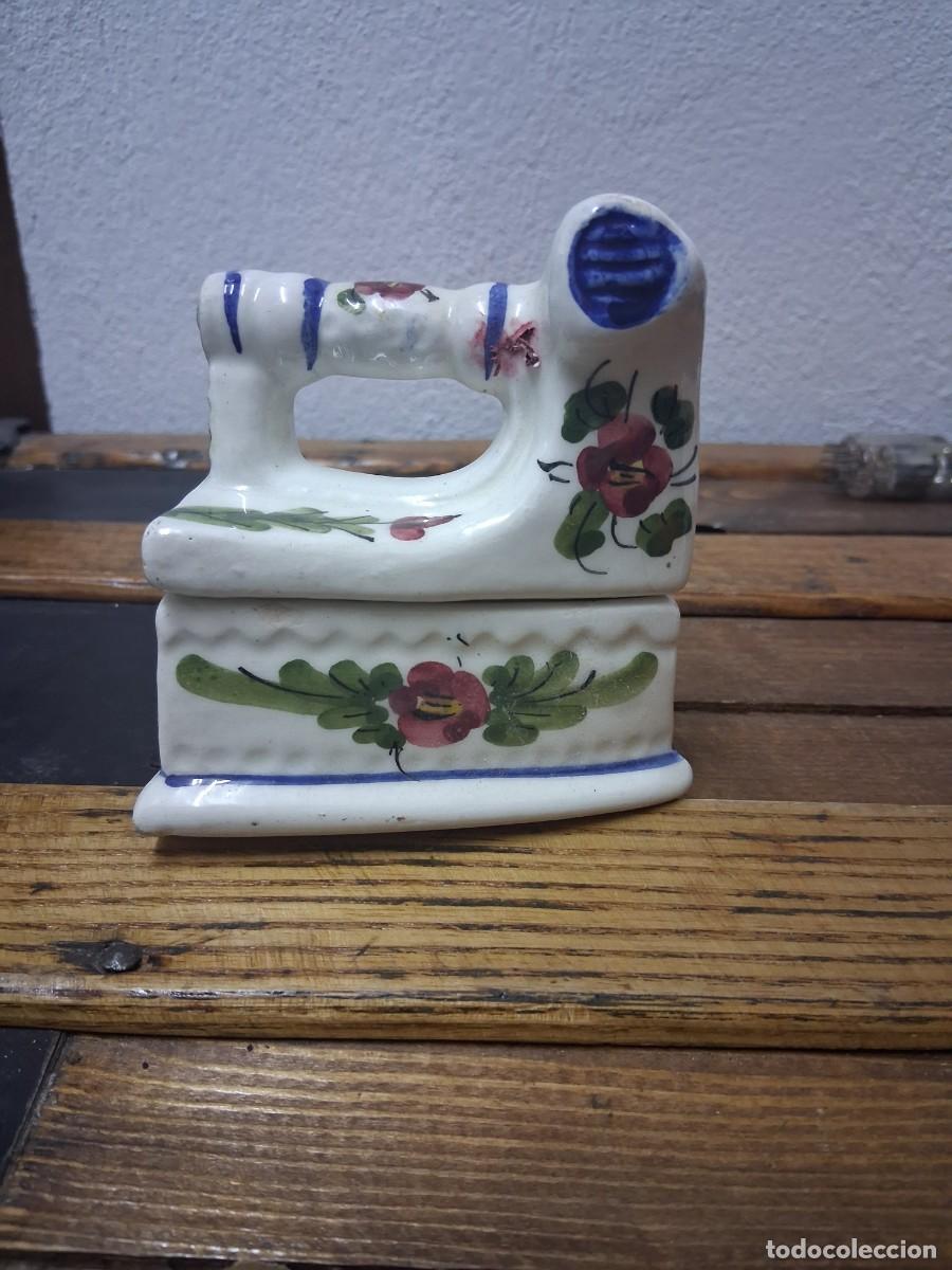 Antiguidades: Figura porcelana con forma de plancha de carb&oacute;n chimenea