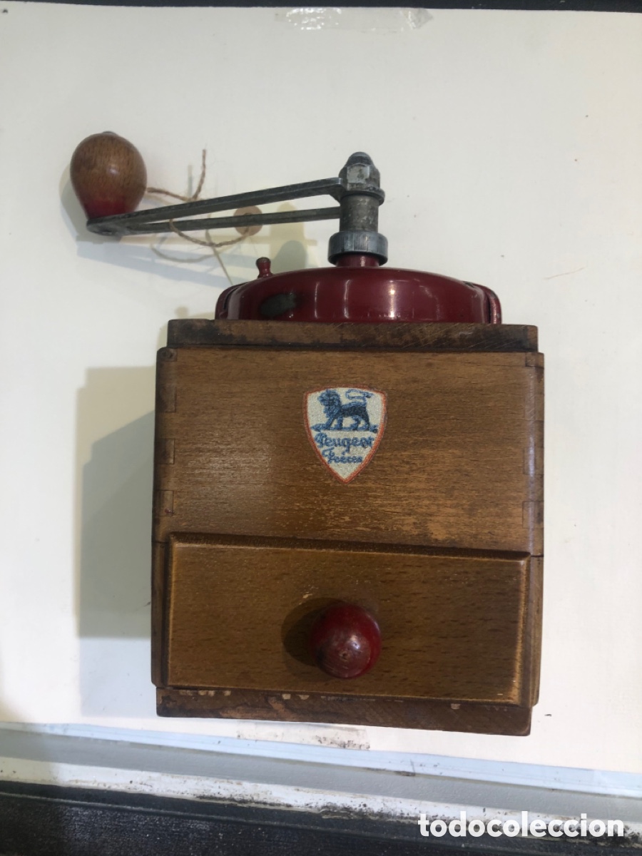 Antiques: Molinillo de Caf&eacute; Peugeot Fr&egrave;res - Madera y C&uacute;pula Roja - Francia, A&ntilde;os 50 - Vintage Original