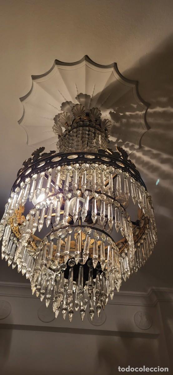 Antiques: L&aacute;mpara de cristal con moldura met&aacute;lica dorada.