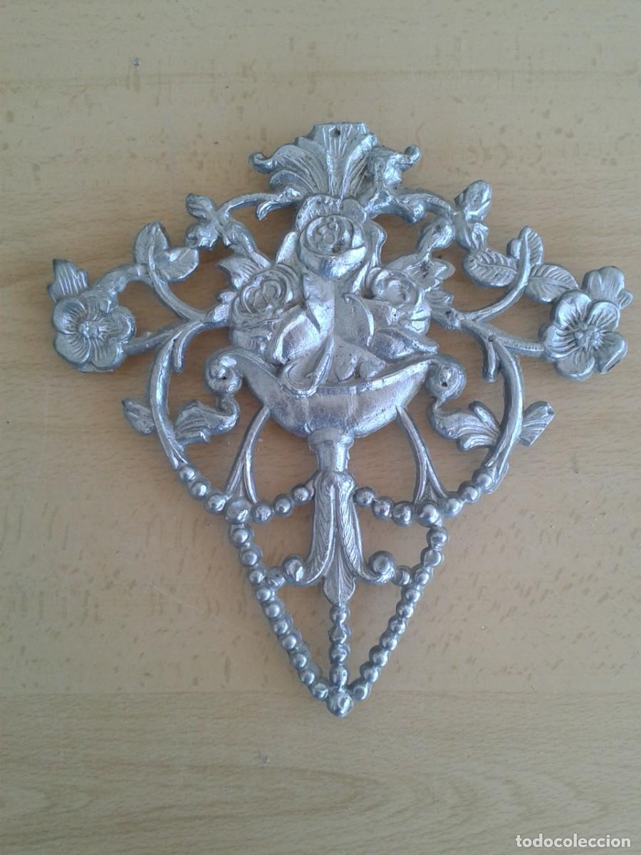 Antig&uuml;edades: SALVAMANTEL EN BRONCE LACADO PLATA - Foto 1