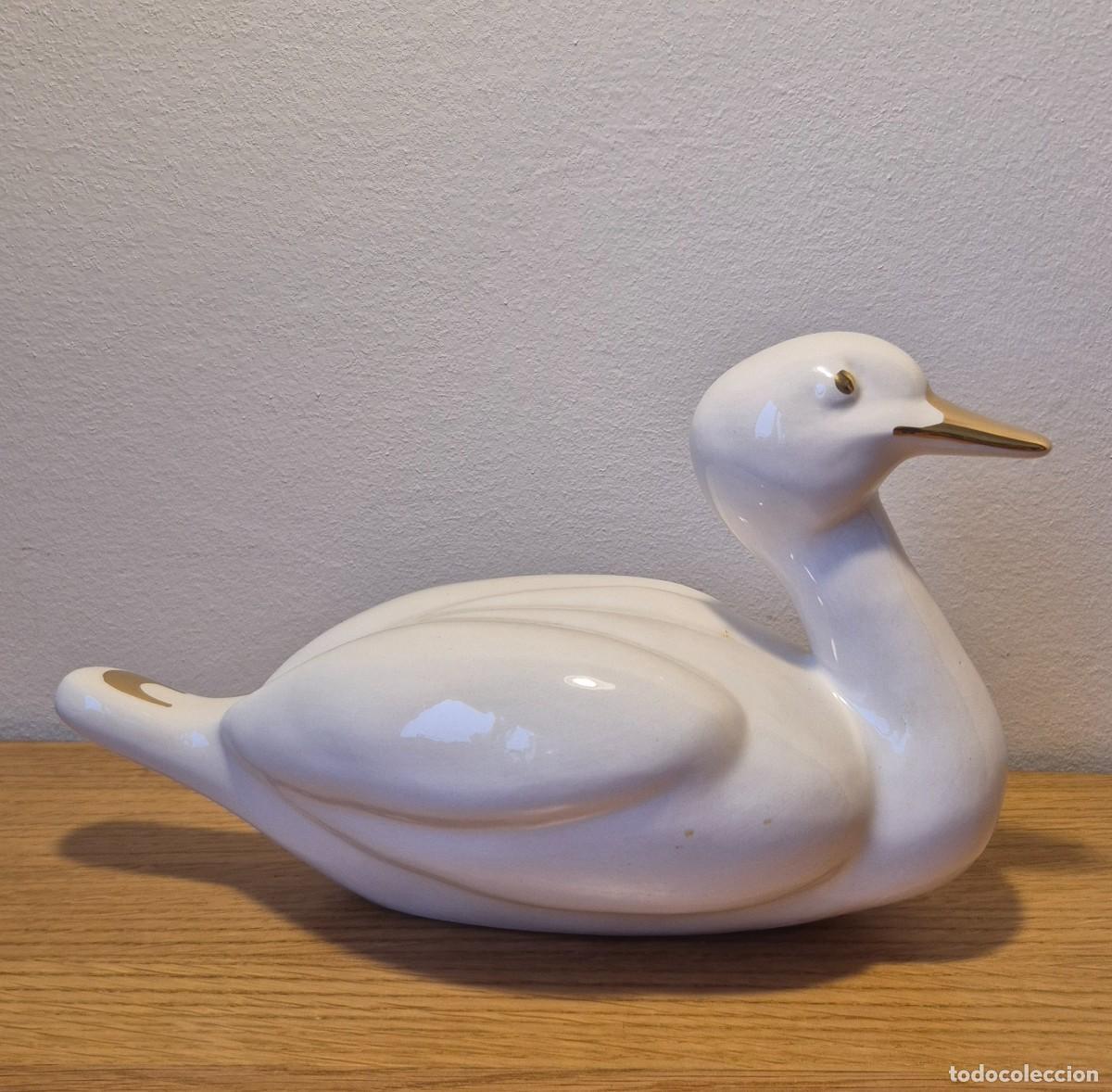 Oggetti Antichi: Figura de porcelana blanca &ndash; Cisne estilizado con detalles dorados