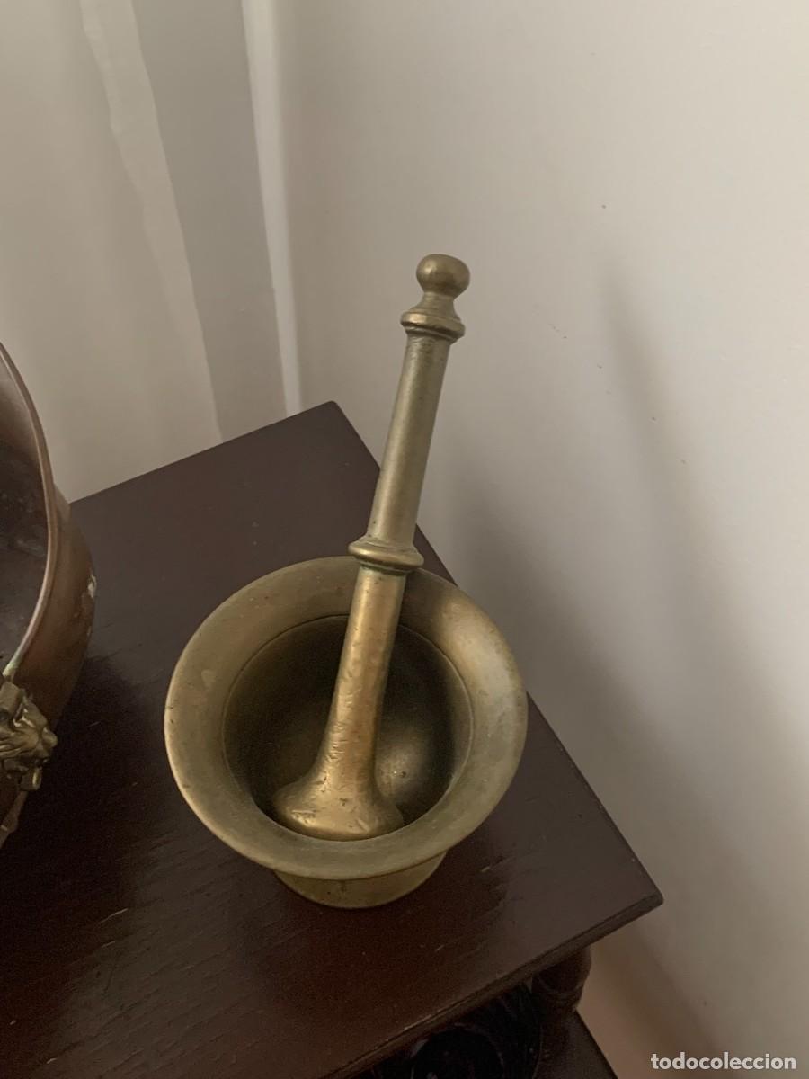Antig&uuml;edades: Almirez de bronce macizo con mano - Foto 1