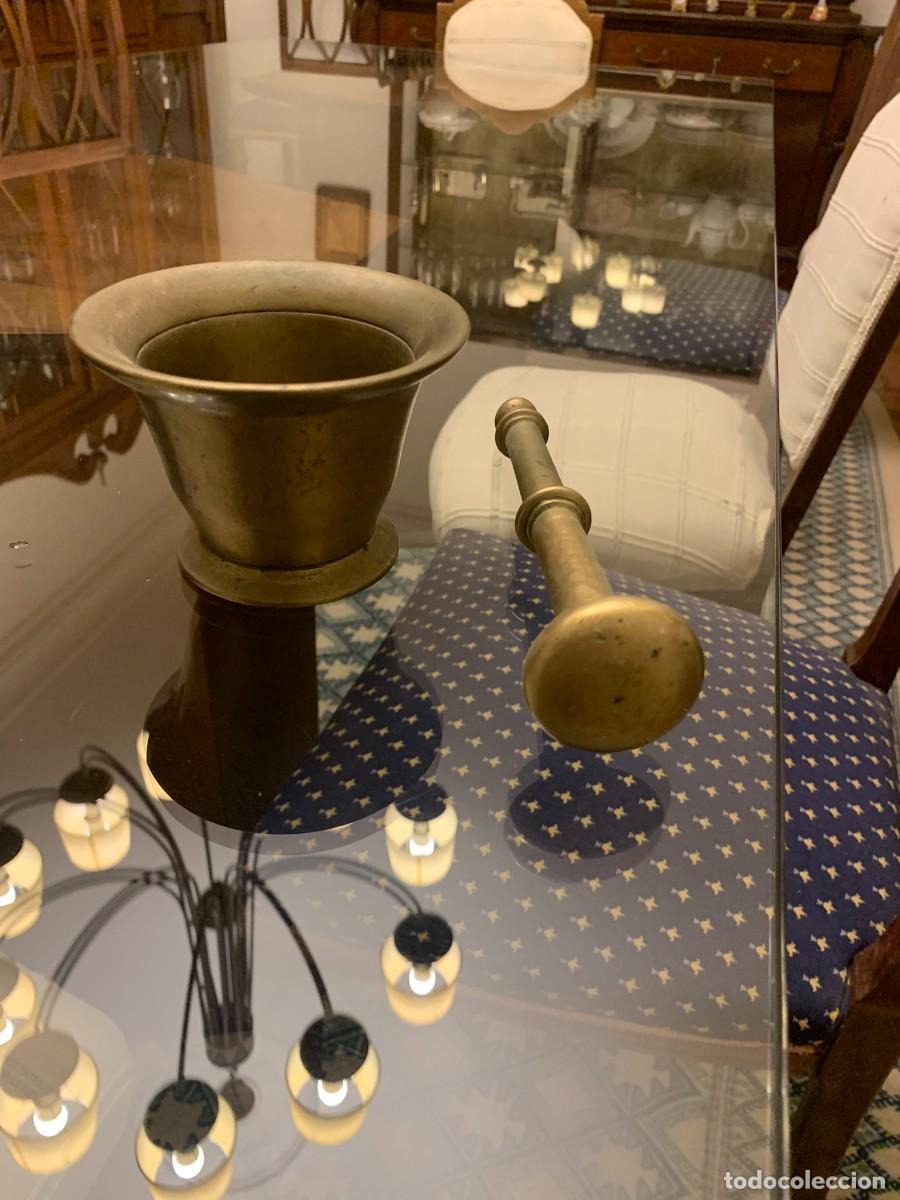 Antig&uuml;edades: Almirez de bronce macizo con mano - Foto 2