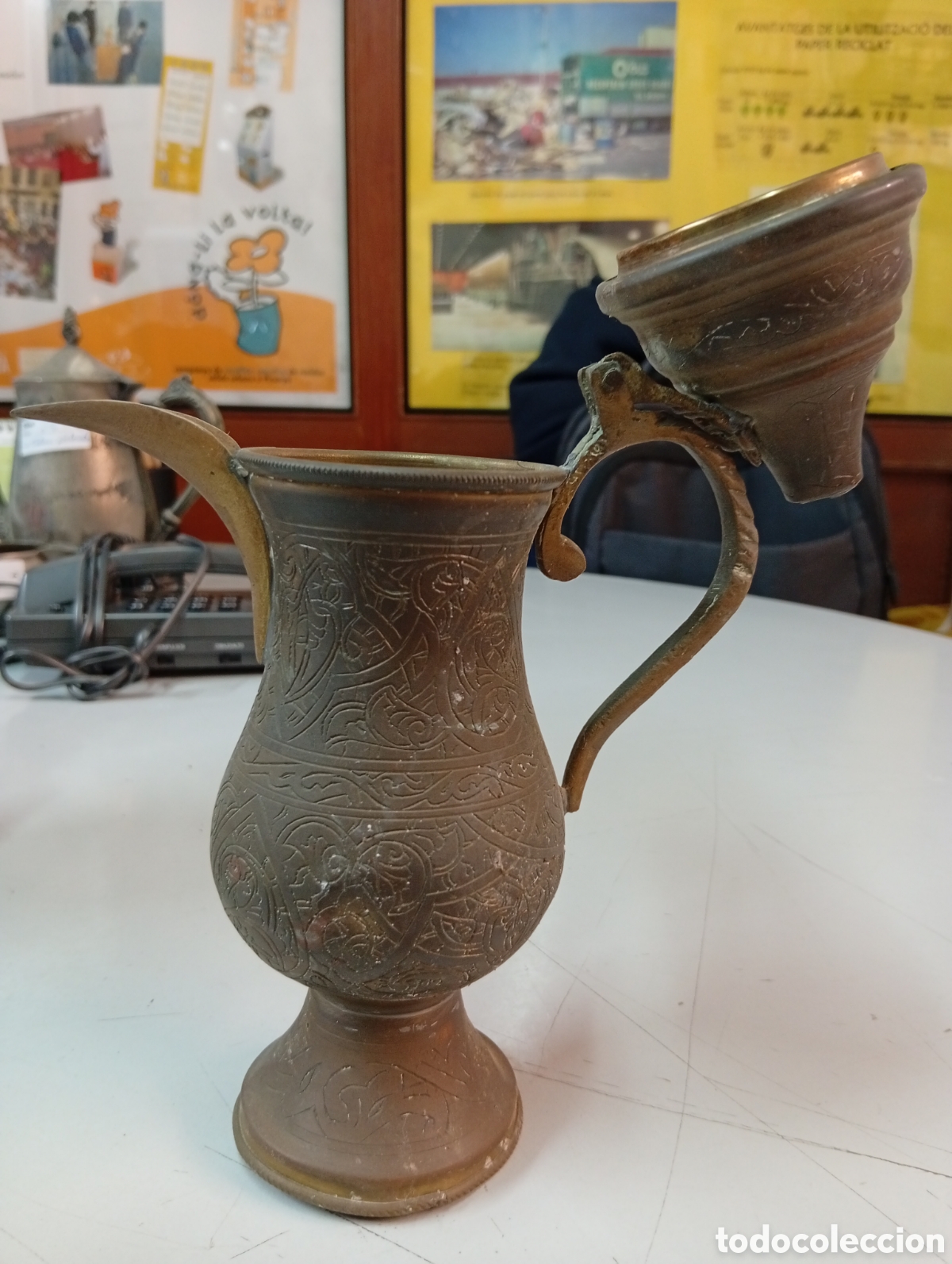 Antig&uuml;edades: Tetera o aceitera de lat&oacute;n - Foto 3
