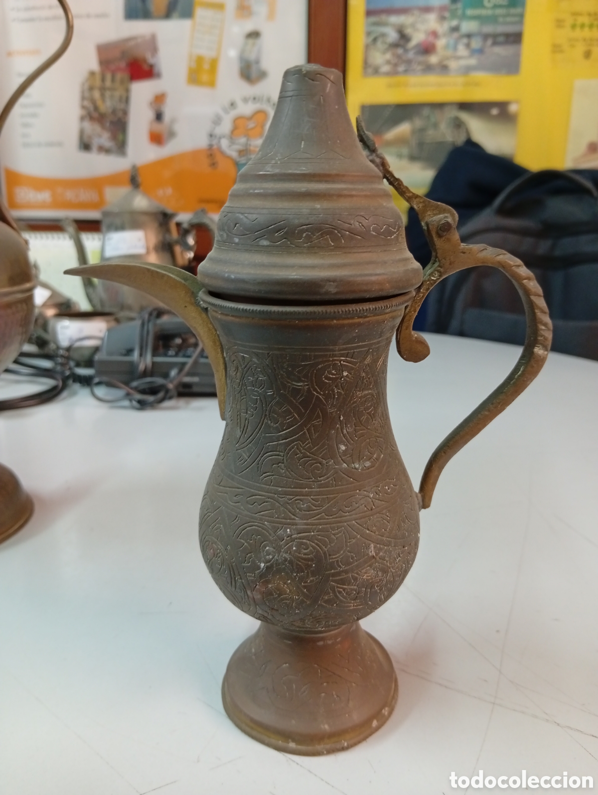 Antig&uuml;edades: Tetera o aceitera de lat&oacute;n - Foto 1