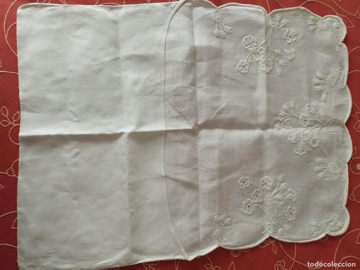 Antig&uuml;edades: Funda bordada a mano para camis&oacute;n - Foto 5