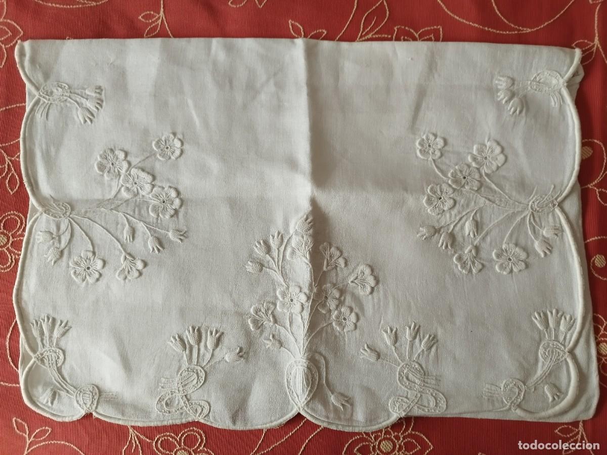 Antig&uuml;edades: Funda bordada a mano para camis&oacute;n - Foto 10