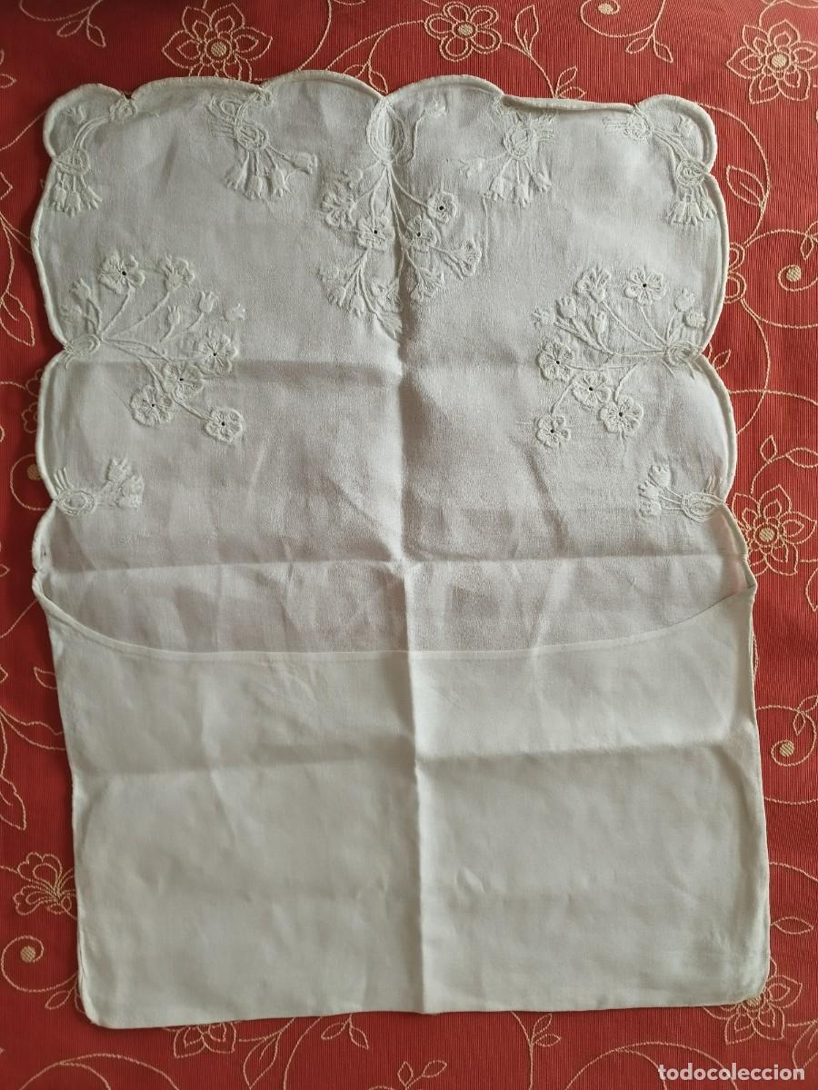 Antig&uuml;edades: Funda bordada a mano para camis&oacute;n - Foto 12