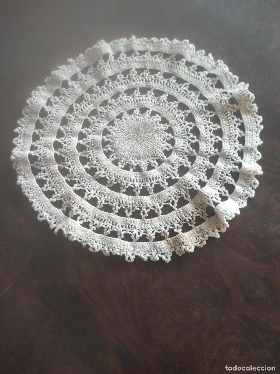 Antig&uuml;edades: LOTE DE 2 TAPETES DE CROCHET - Foto 2
