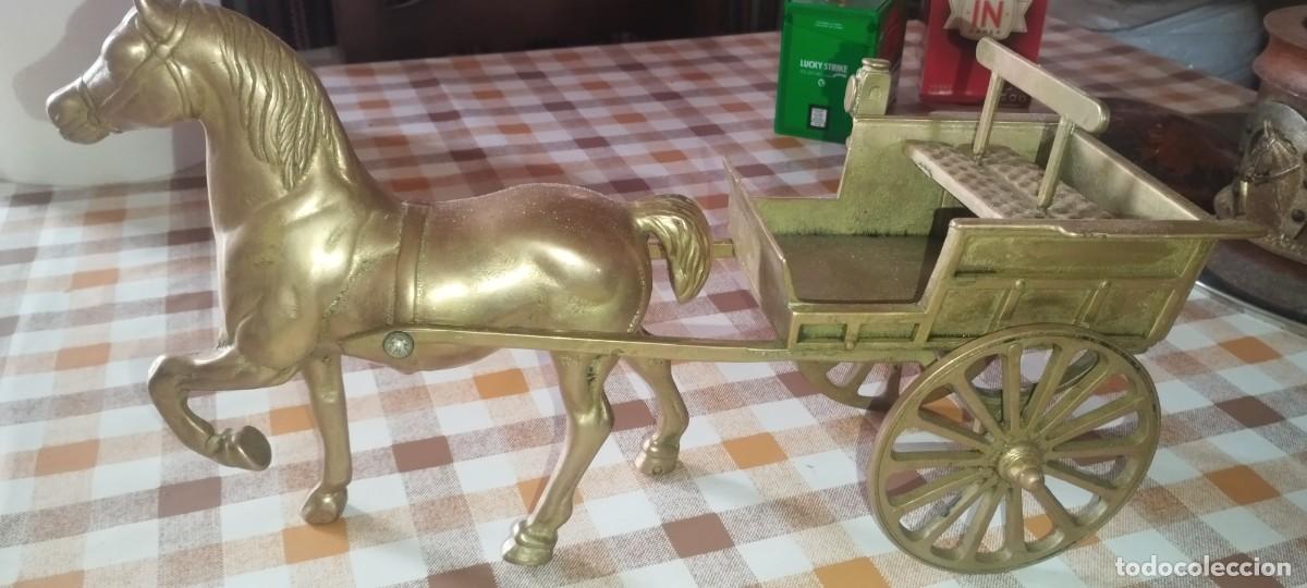 Antig&uuml;edades: Figura de caballo con carretaa de bronce - Foto 1