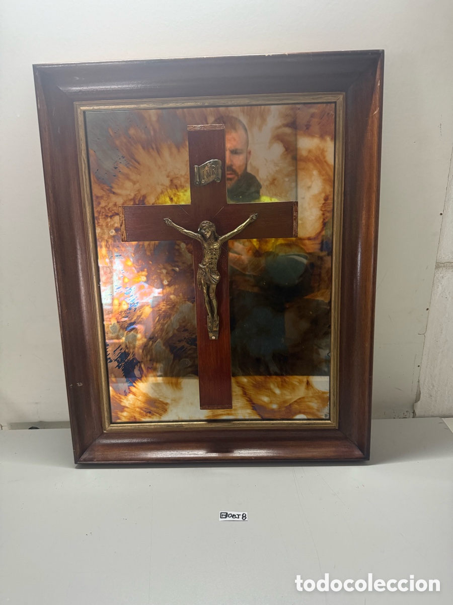 Antig&uuml;edades: Cuadro con crucifijo de madera y cristal - Foto 1