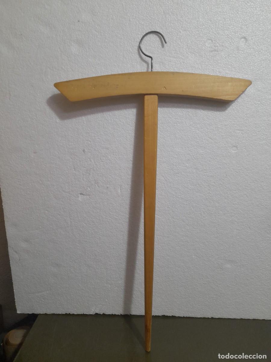 Antig&uuml;edades: PERCHA DE MADERA A&Ntilde;OS 50 - Foto 1