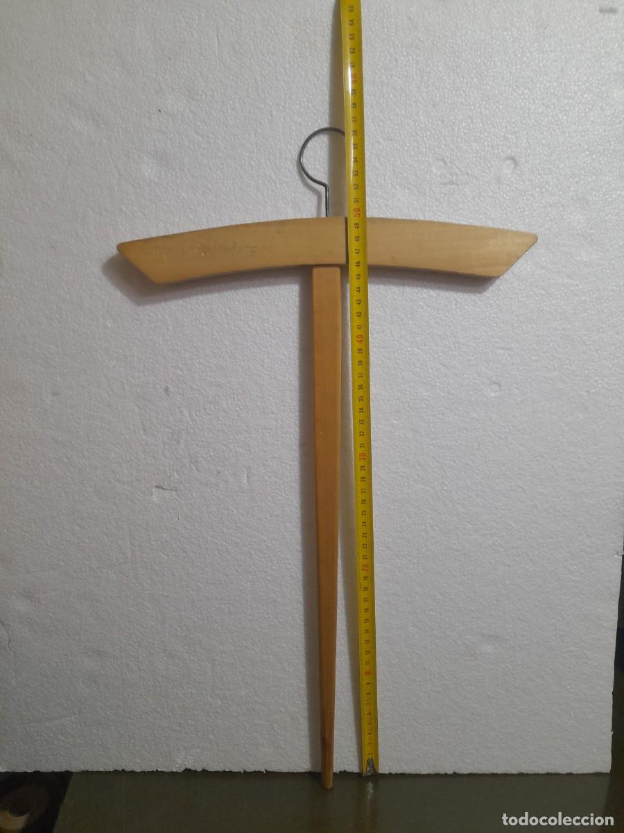 Antig&uuml;edades: PERCHA DE MADERA A&Ntilde;OS 50 - Foto 2