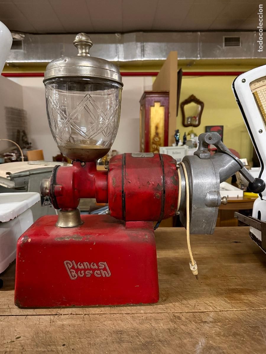 Oggetti Antichi: Antiguo molino de cafe de bar y rallador de queso PLANAS BOSCH. Mide 58cms alto. Precioso