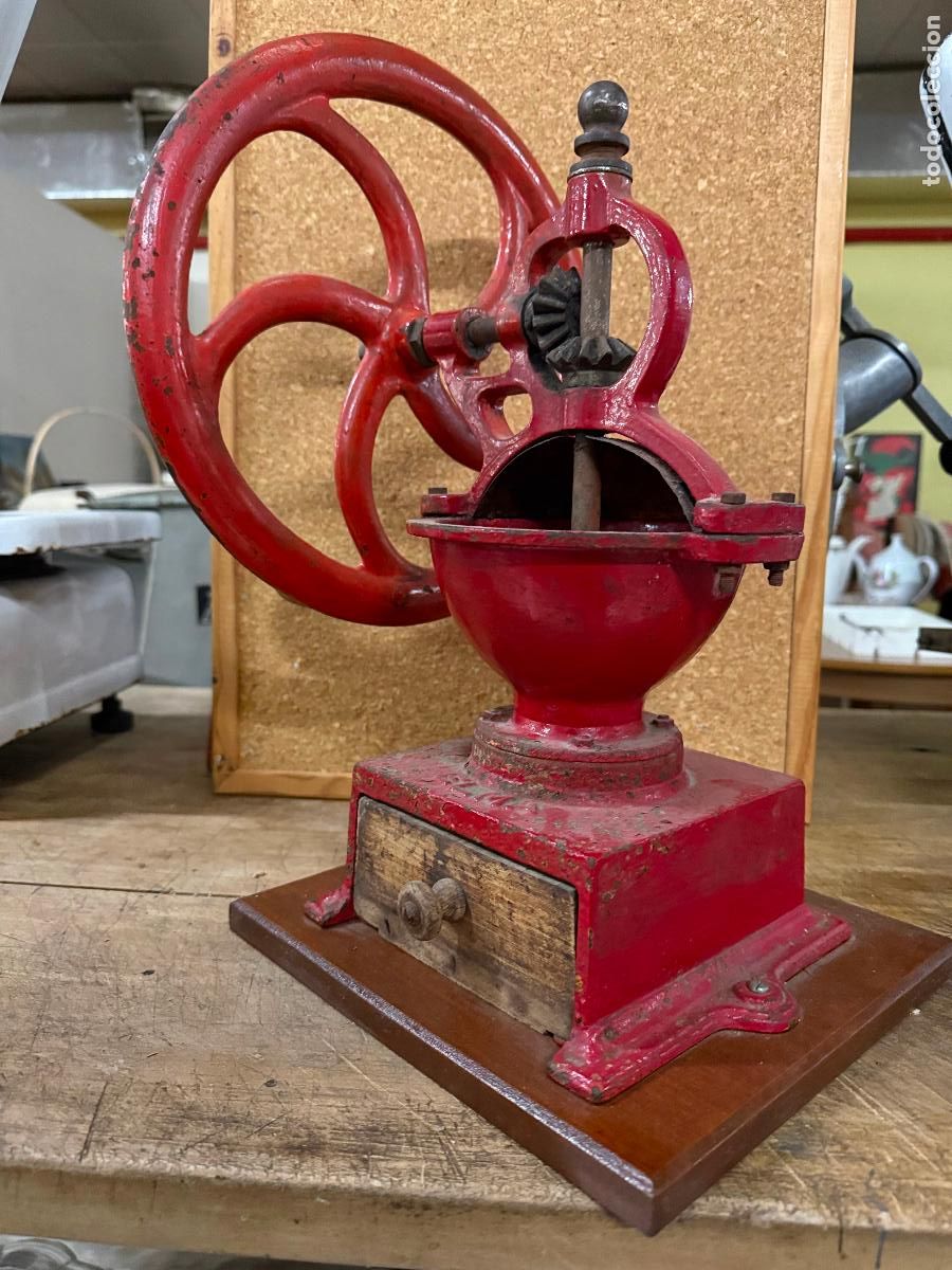 Oggetti Antichi: Antiguo molinillo de cafe con gran rueda. 42,5cms alro. Funciona. La rueda mide 29cms
