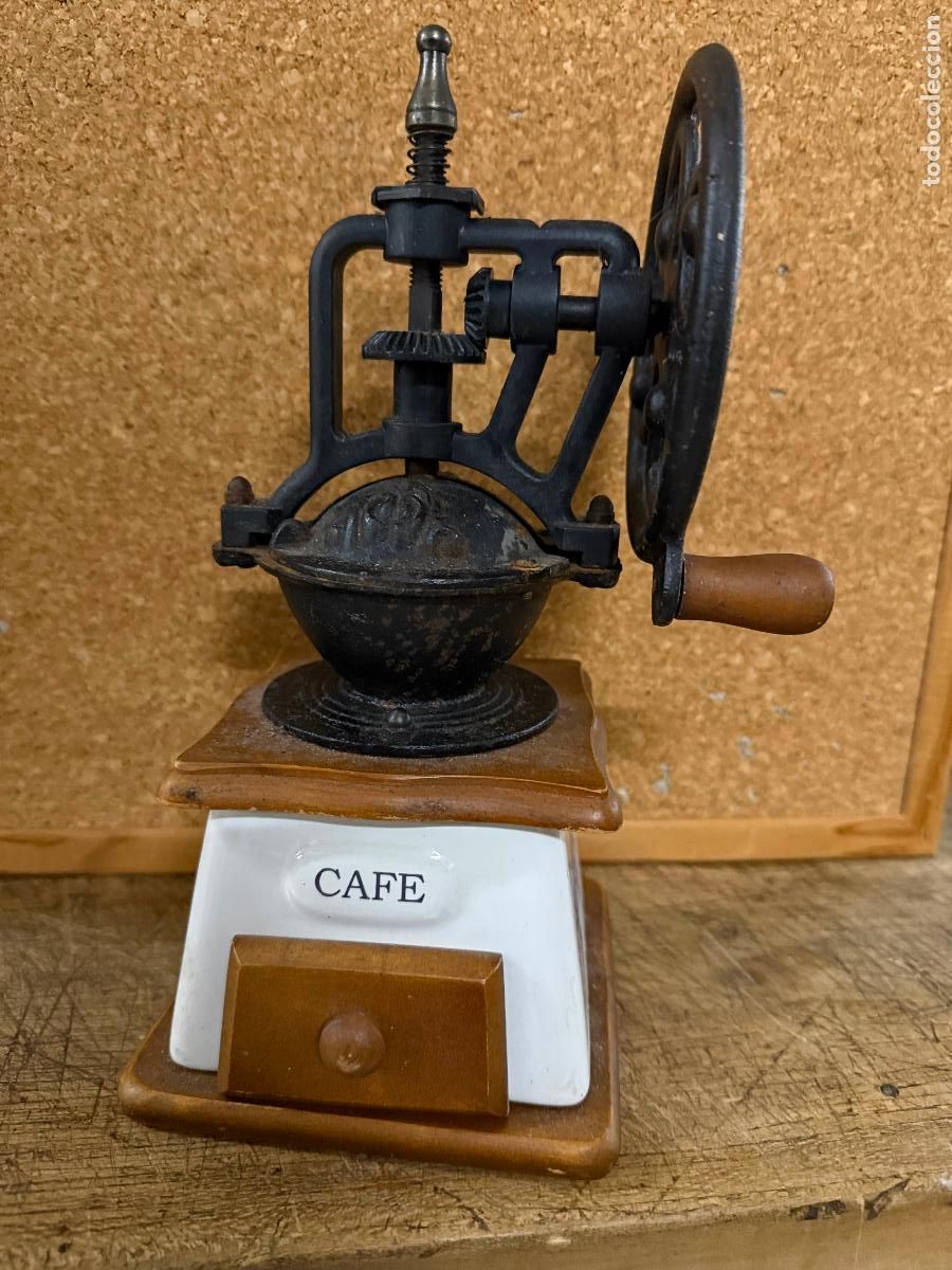 Oggetti Antichi: Antiguo molinillo de cafe con rueda. 24cms alro. Funciona. La rueda mide 11cms
