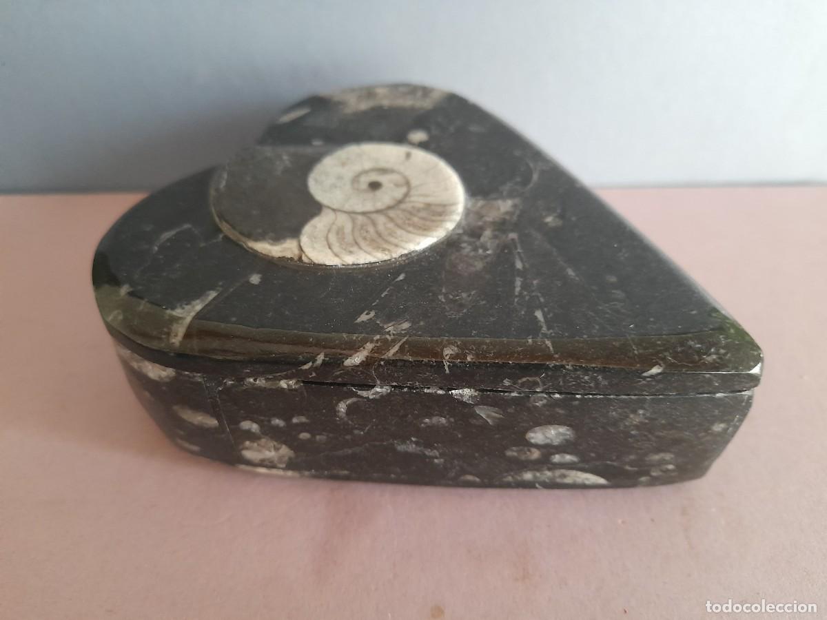 Antiques: cajita de marmol de fosiles, en forma de corazon (12x10,5x4cm aprox)