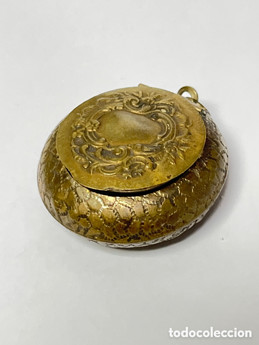 Antiques: CAJA DE PARCHES CHATELAINE VICTORIANA DE LATON COMPACTA -ANTIGUA-CIRCA 1920/K05