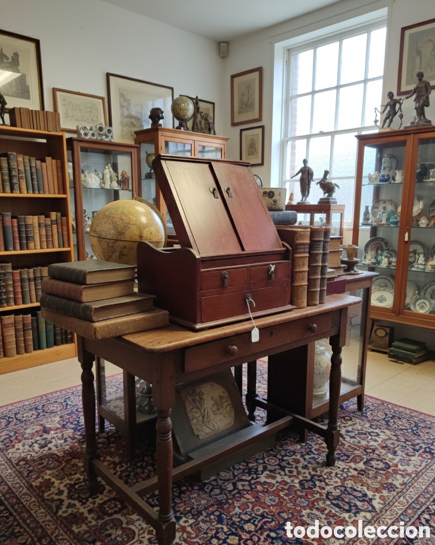 Antiques: Secreter&nbsp;o escritorio port&aacute;til, un mueble compacto de madera dise&ntilde;ado para escribir y guardar pap