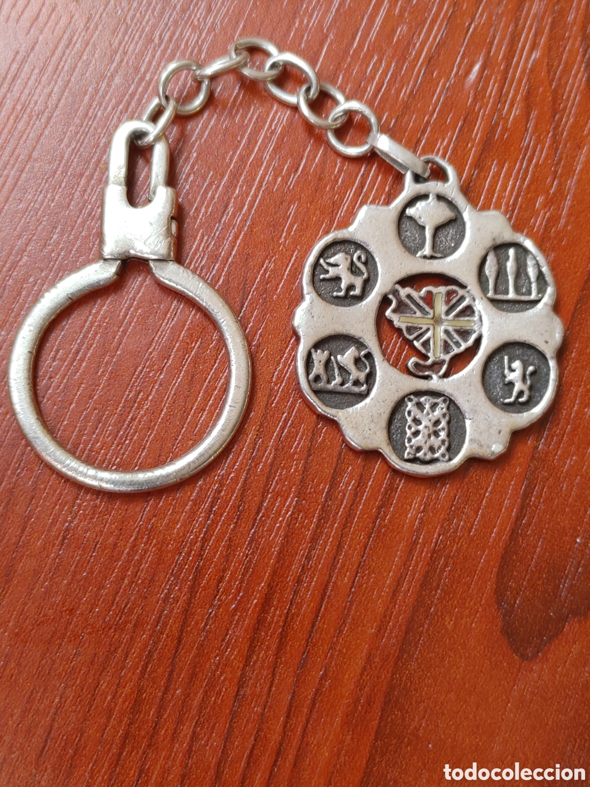 Antig&uuml;edades: Llavero en plata tema vasco. - Foto 1