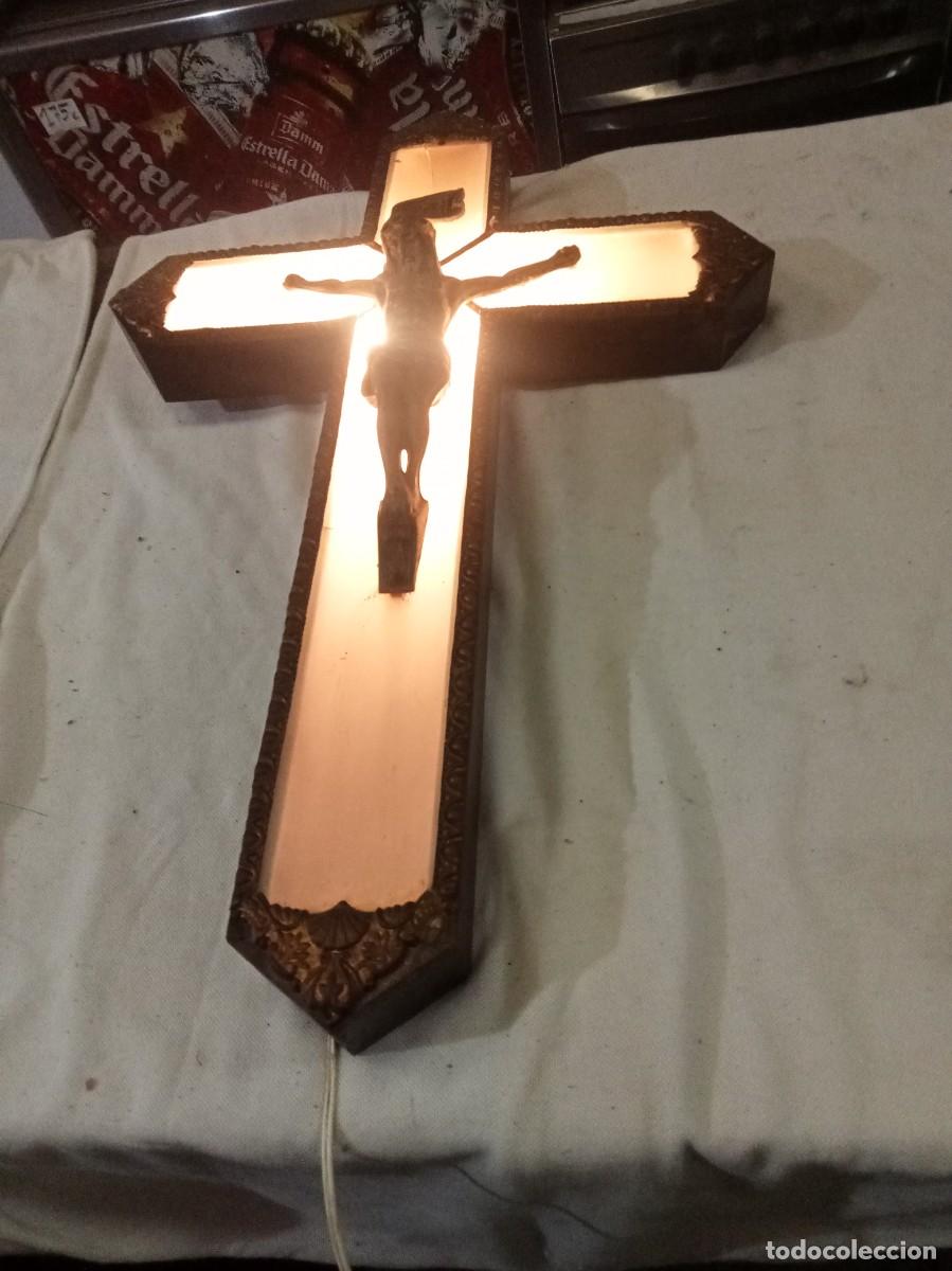 Antig&uuml;edades: Crucifijo con luz antiguo - Foto 2