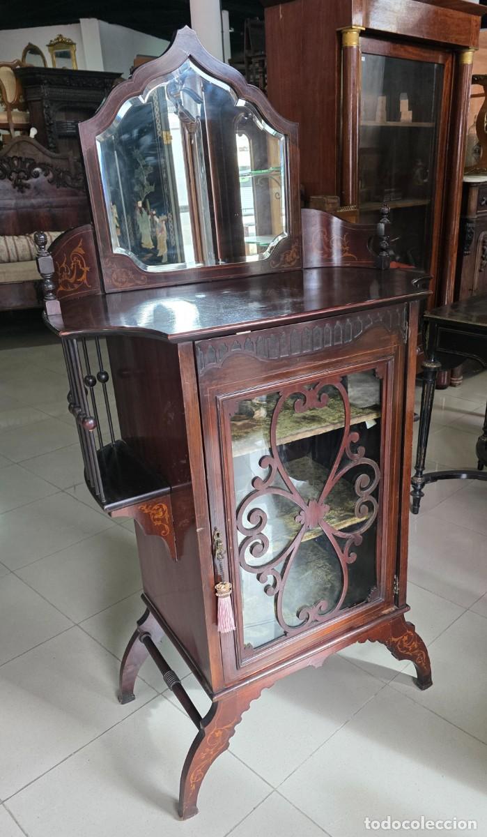 Antig&uuml;edades: Vitrina juguetero con marqueter&iacute;a - Foto 1