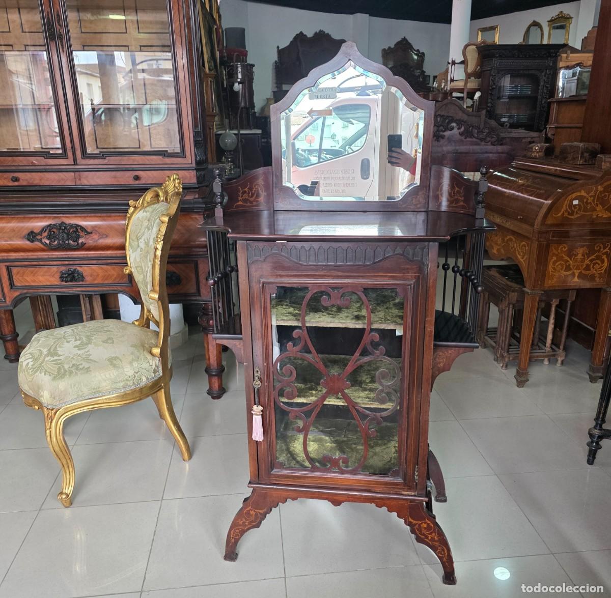 Antig&uuml;edades: Vitrina juguetero con marqueter&iacute;a - Foto 2