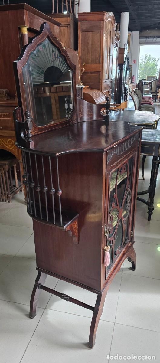 Antig&uuml;edades: Vitrina juguetero con marqueter&iacute;a - Foto 3