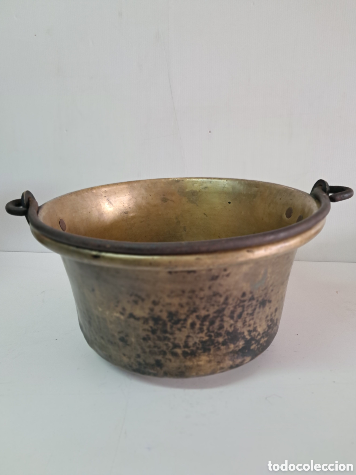 Antig&uuml;edades: Caldero antiguo de lat&oacute;n y bronce - Foto 1
