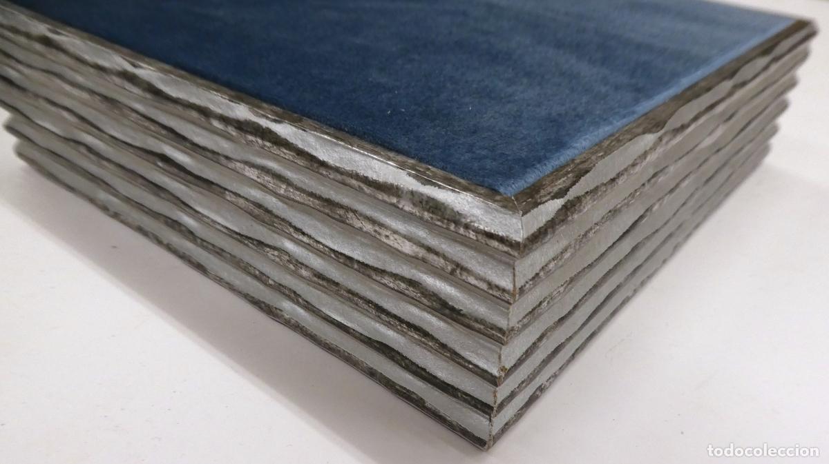 Antig&uuml;edades: Peana Base para figura o cer&aacute;mica con base de terciopelo azul , la base mide 20X20 cm