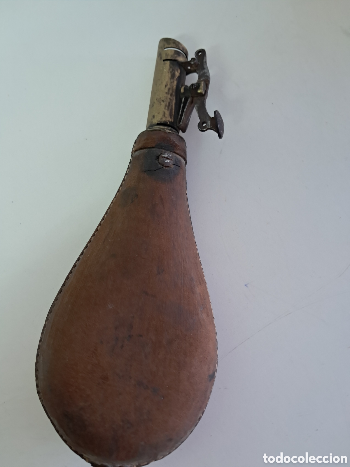 Antig&uuml;edades: Polvorera antigua de piel - Foto 2