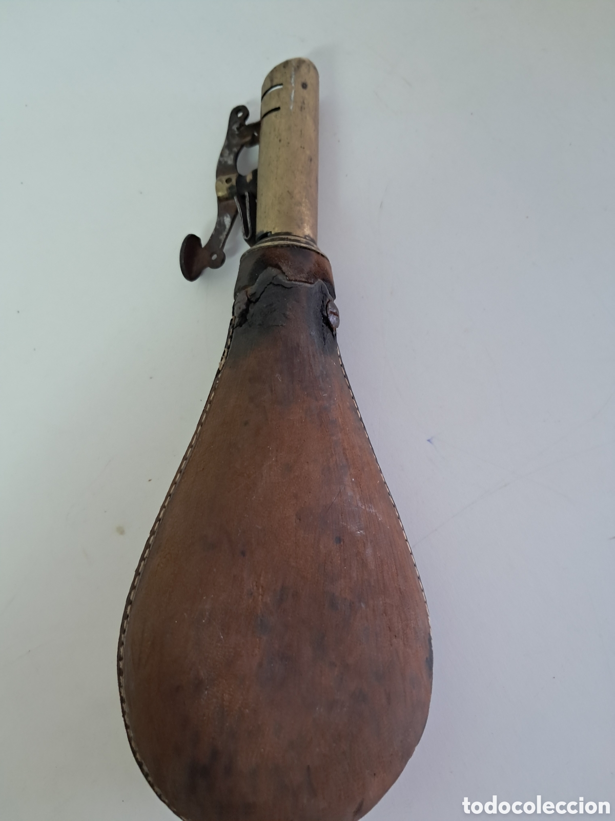 Antig&uuml;edades: Polvorera antigua de piel - Foto 1