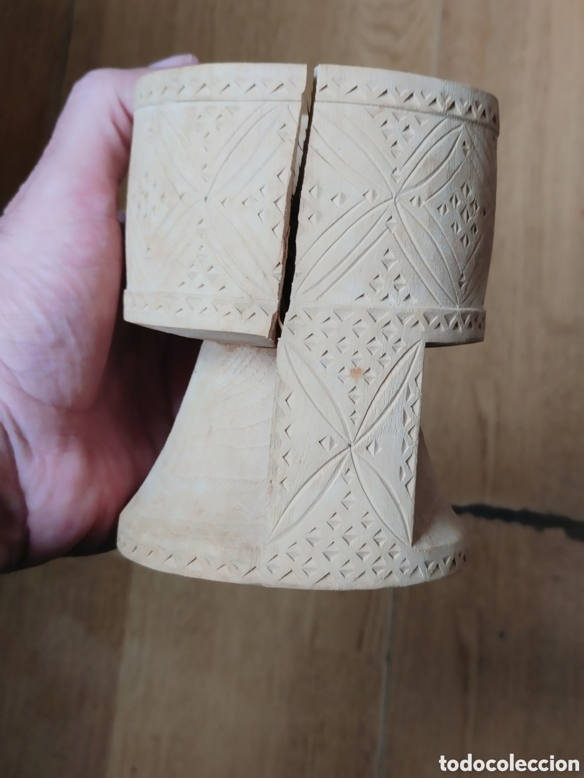 Antiquit&auml;ten: Mortero de madera tallada.