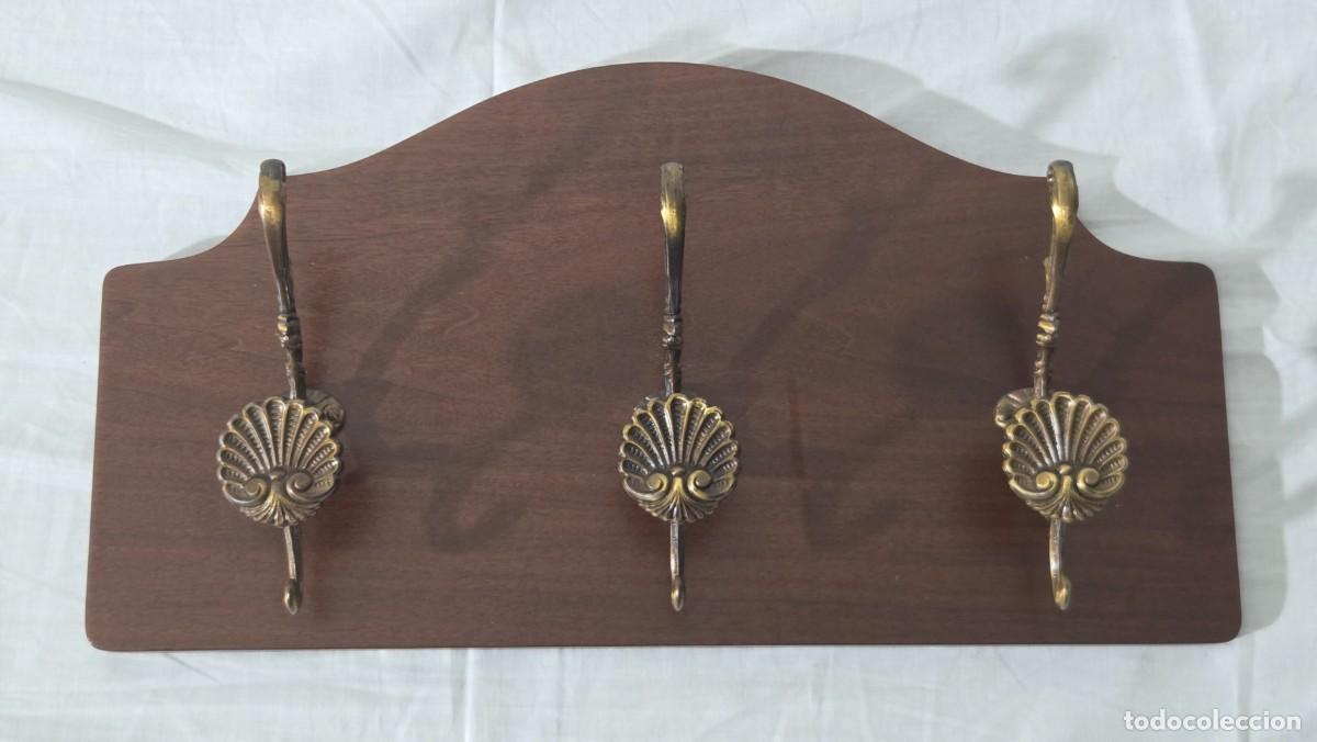 Antig&uuml;edades: Percha de bronce sobre madera - Foto 1