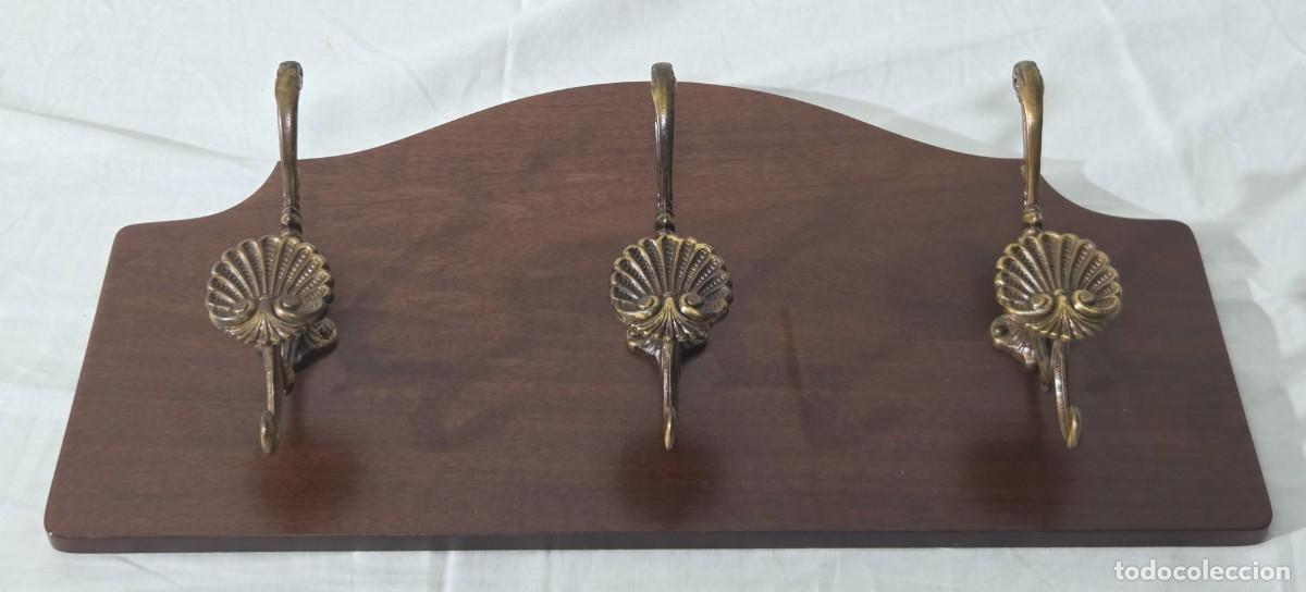 Antig&uuml;edades: Percha de bronce sobre madera - Foto 2