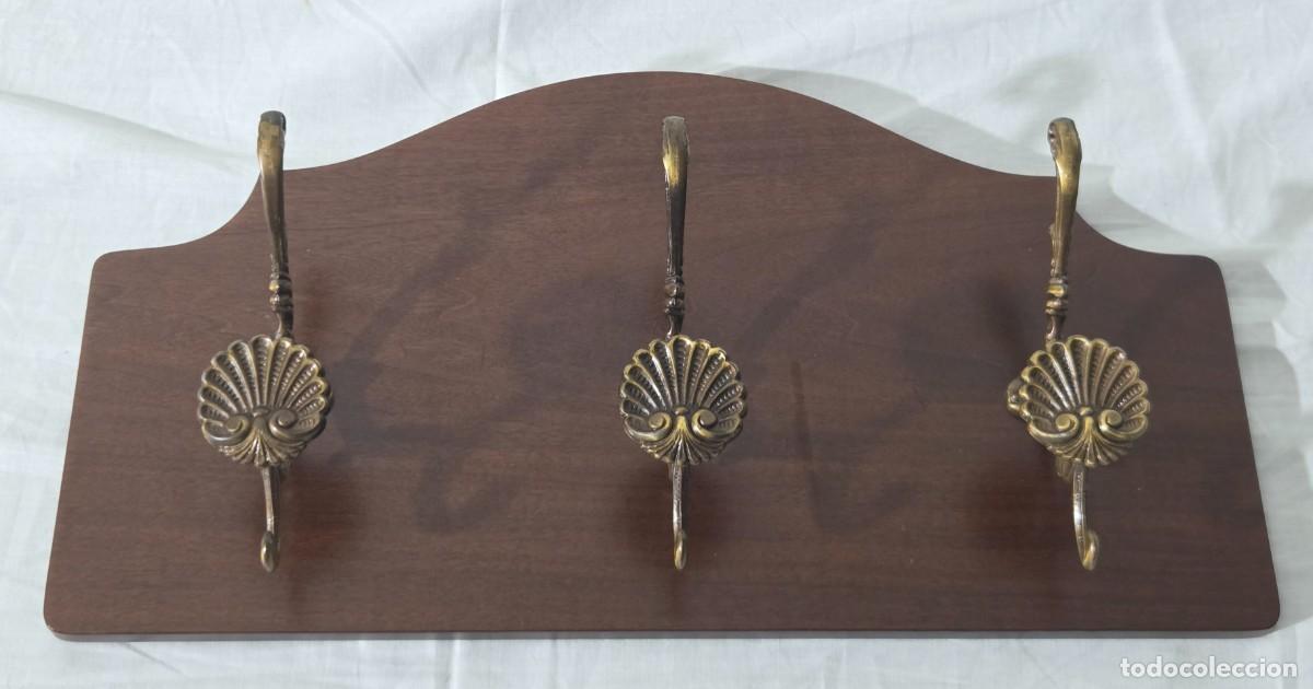 Antig&uuml;edades: Percha de bronce sobre madera - Foto 3