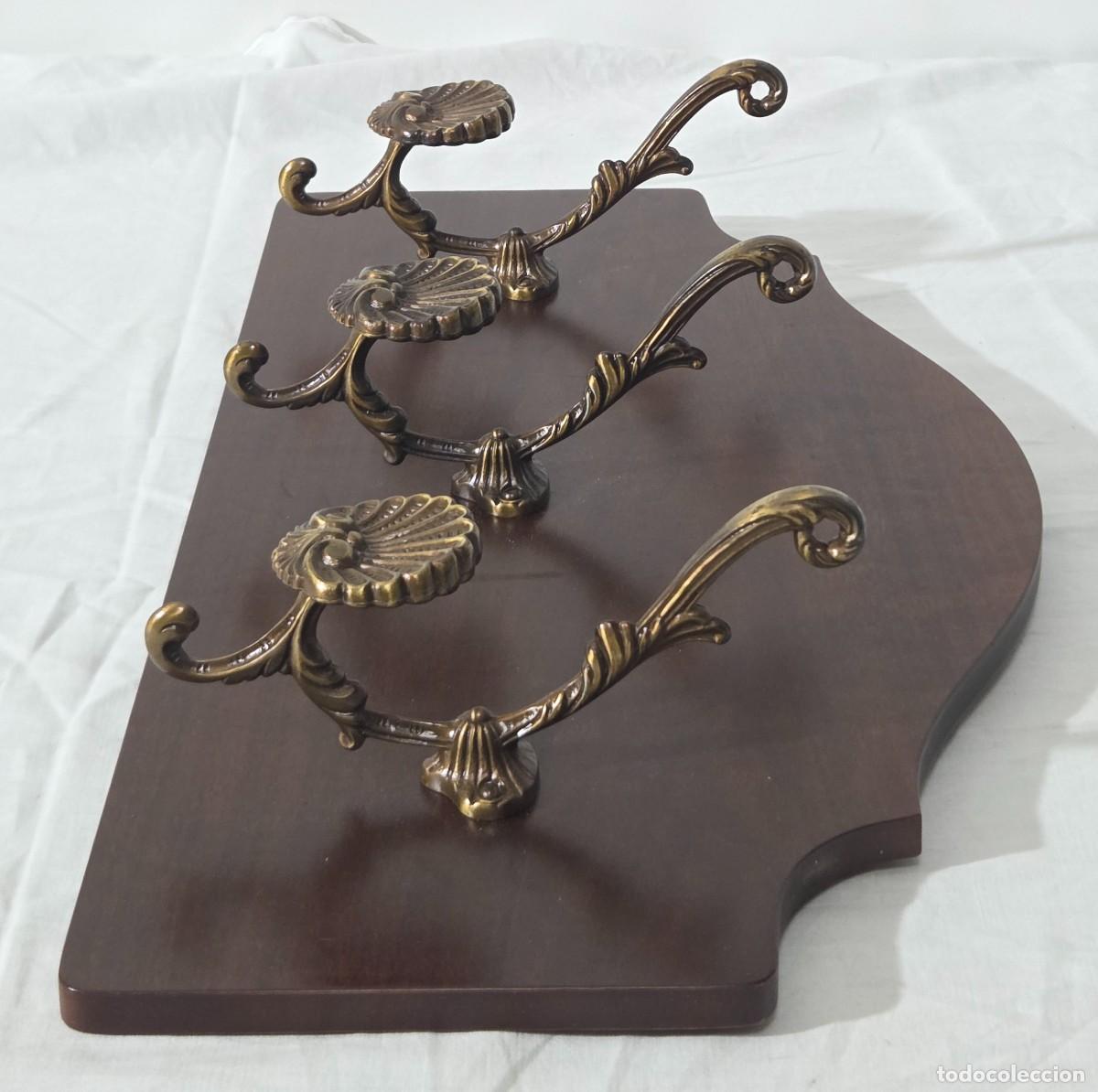 Antig&uuml;edades: Percha de bronce sobre madera - Foto 4