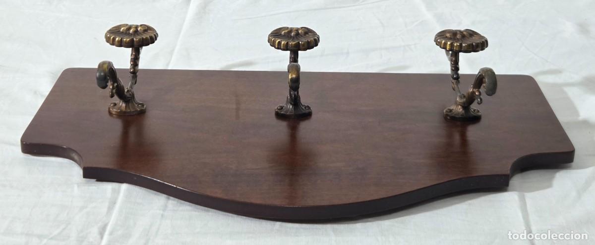 Antig&uuml;edades: Percha de bronce sobre madera - Foto 5