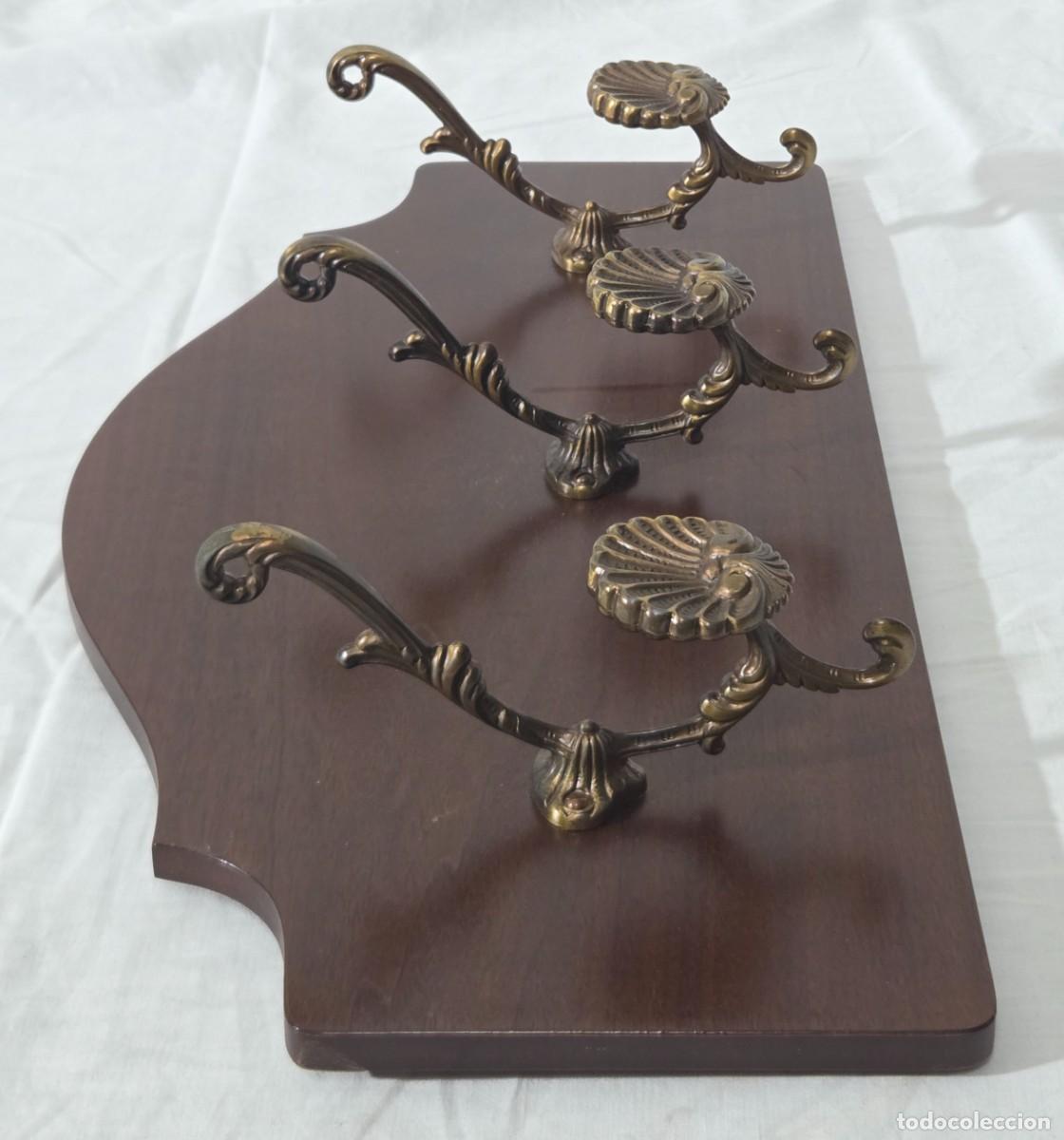 Antig&uuml;edades: Percha de bronce sobre madera - Foto 6