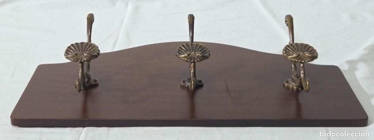 Antig&uuml;edades: Percha de bronce sobre madera - Foto 8