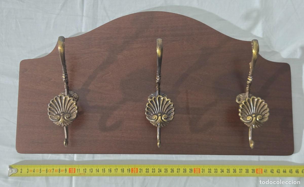 Antig&uuml;edades: Percha de bronce sobre madera - Foto 9