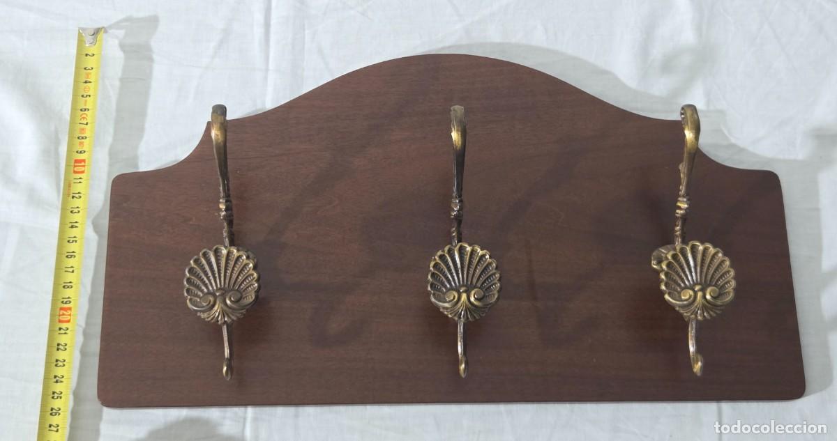 Antig&uuml;edades: Percha de bronce sobre madera - Foto 10