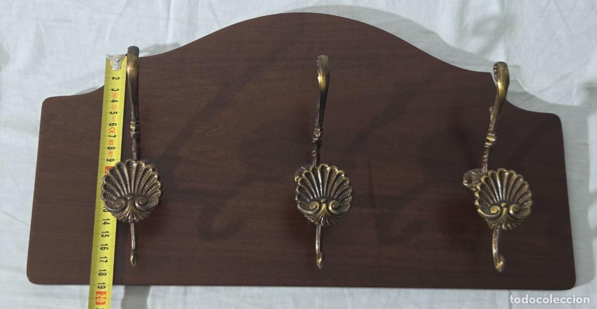 Antig&uuml;edades: Percha de bronce sobre madera - Foto 11