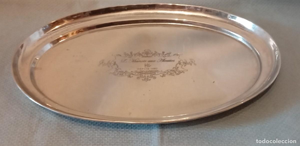 Antiques: Bandeja ovalada con ba&ntilde;o de plata con grabado